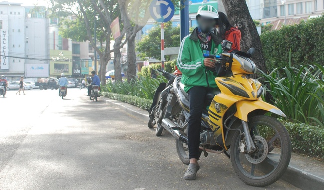 Tài xế GrabBike bị chích roi điện, cướp xe máy lúc nửa đêm ở Sài Gòn - Ảnh 1.