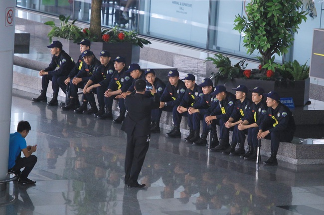 A Pink đội nón lá, SEVENTEEN bị bao vây bởi biển fan Việt tại sân bay Nội Bài - Ảnh 35.