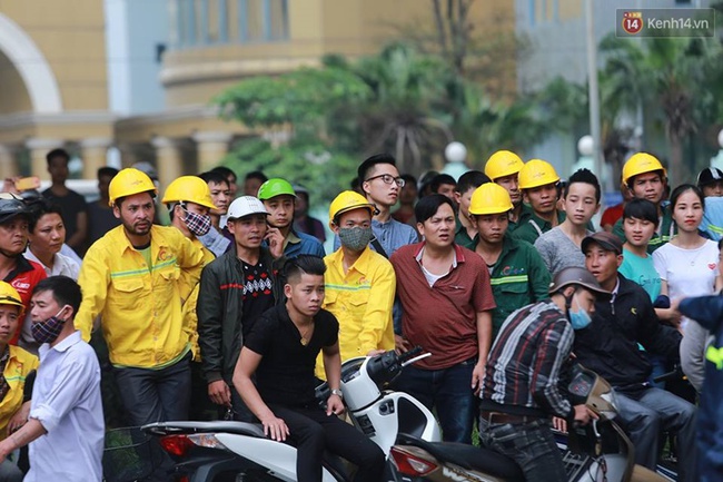 Hà Nội: Hàng trăm người tập trung theo dõi đám cháy nhà xưởng gần tòa nhà Keangnam - Ảnh 3.