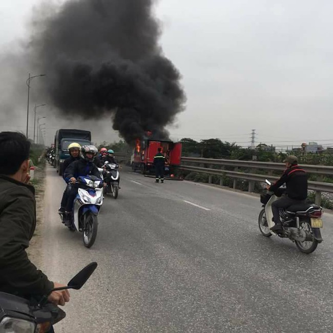 H&agrave; Nội: Xe cứu hỏa bốc ch&aacute;y dữ dội giữa đường - Ảnh 1.