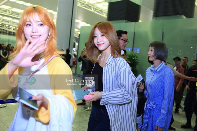 Hani (EXID) đẹp không tì vết, Eunji (A Pink) bị thương vẫn cố cười với fan tại sân bay về Hàn Quốc - Ảnh 19.