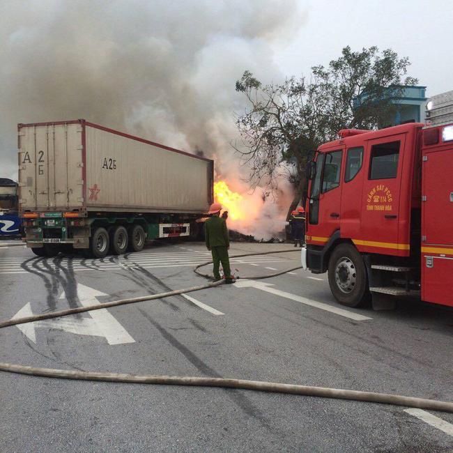 Thanh H&oacute;a: Đấu đầu giữa đường, xe kh&aacute;ch giường nằm xe container bốc ch&aacute;y dữ dội - Ảnh 3.