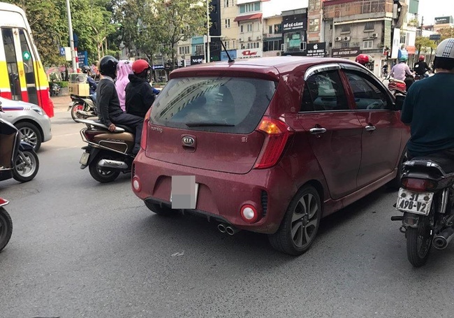 Nữ h&agrave;nh kh&aacute;ch ở H&agrave; Nội tố bị t&agrave;i xế Grab h&agrave;nh hung sau khi c&atilde;i v&atilde; về chuyện sang đường đ&oacute;n xe - Ảnh 2.