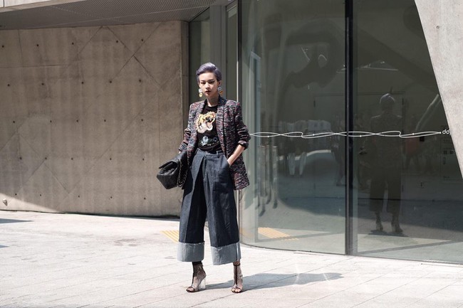 Seoul Fashion Week: Ph&iacute; Phương Anh chơi lớn với set đồ Chanel đến 400 triệu đồng! - Ảnh 2.