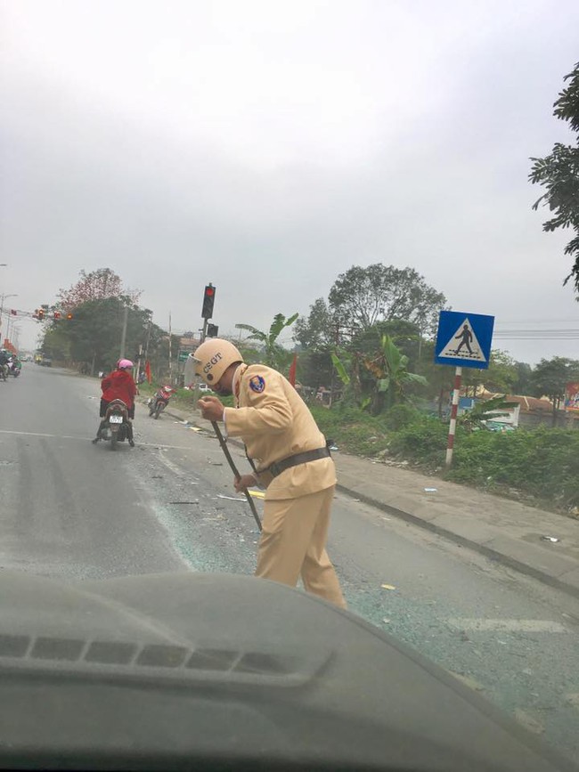 Hành động đẹp: CSGT Thanh Hóa quét mảnh kính vỡ trên đường - Ảnh 2.