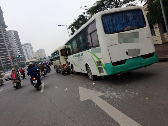 Hà Nội: Xe đưa tang nghi mất lái gây tai nạn liên hoàn, 1 người tử vong - Ảnh 1.