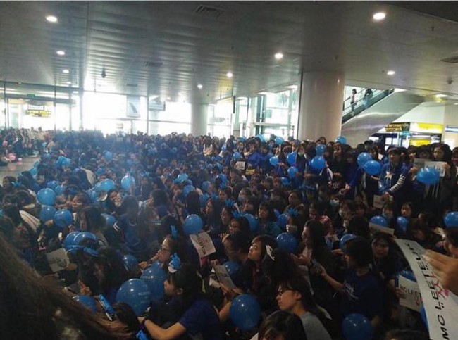 Leeteuk (Super Junior) đăng hình cảm ơn fan Việt trải xanh cả sân bay Nội Bài để đón anh - Ảnh 2.