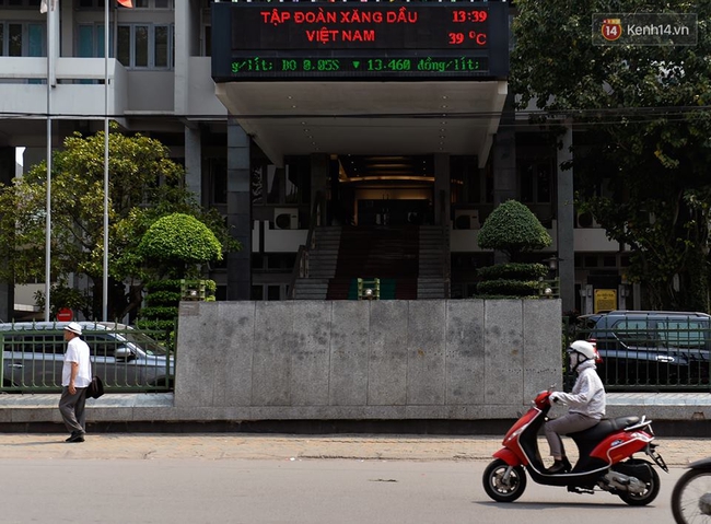 Chùm ảnh: Thật khó tin, mới đầu tháng 4, người Hà Nội đã vật vã vì nắng nóng gần 40 độ C - Ảnh 2.