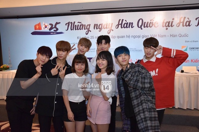 1001 biểu cảm tinh nghịch của mỹ nh&acirc;n Hani c&ugrave;ng EXID, Snuper tại họp b&aacute;o Việt Nam - Ảnh 27.