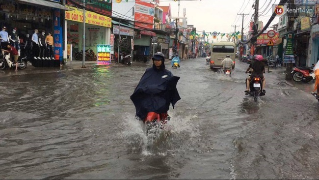 Clip: Mưa trắng trời ở Sài Gòn, nước ngập chảy như thác đổ khiến người dân khốn đốn - Ảnh 4.