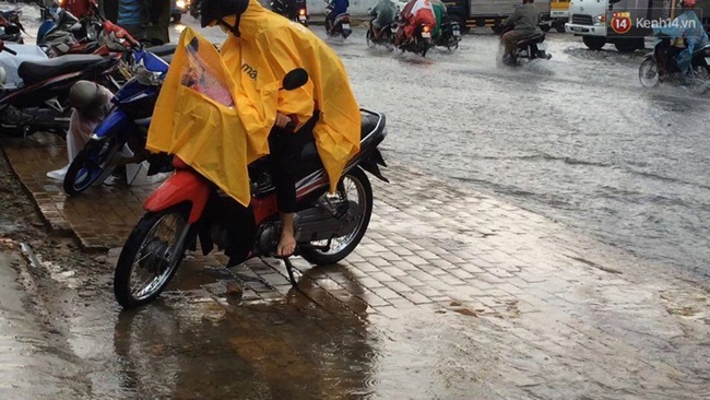 Clip: Mưa trắng trời ở Sài Gòn, nước ngập chảy như thác đổ khiến người dân khốn đốn - Ảnh 2.