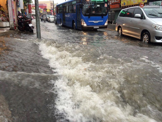 Clip: Mưa trắng trời ở Sài Gòn, nước ngập chảy như thác đổ khiến người dân khốn đốn - Ảnh 5.