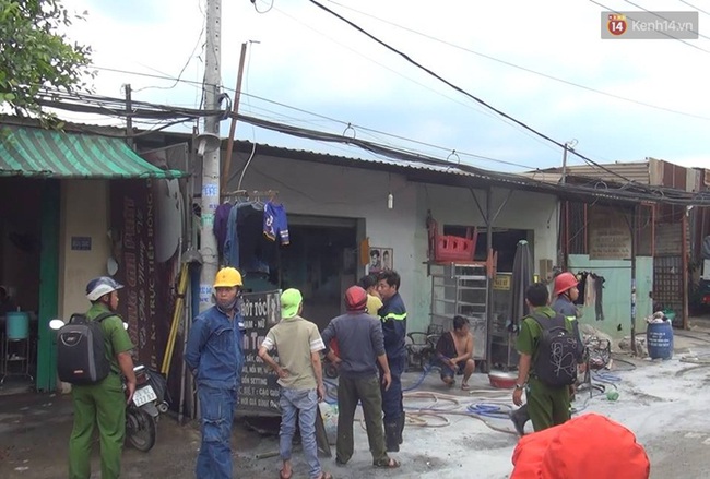 TP.HCM: Mẹ bế con nhỏ 2 tuổi tháo chạy khỏi đám cháy lớn ở tiệm hớt tóc - Ảnh 3.