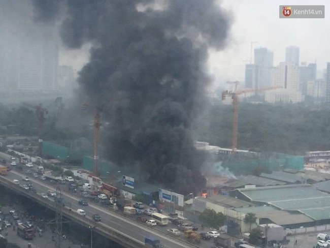 Hà Nội: Cháy lớn nhà xưởng hàng trăm m2 gần tòa nhà Keangnam - Ảnh 3.