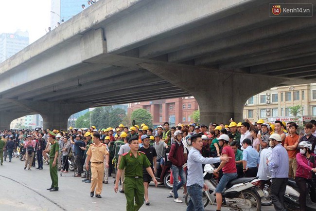 H&agrave; Nội: Ch&aacute;y lớn nh&agrave; xưởng h&agrave;ng trăm m2 gần t&ograve;a nh&agrave; Keangnam - Ảnh 13.