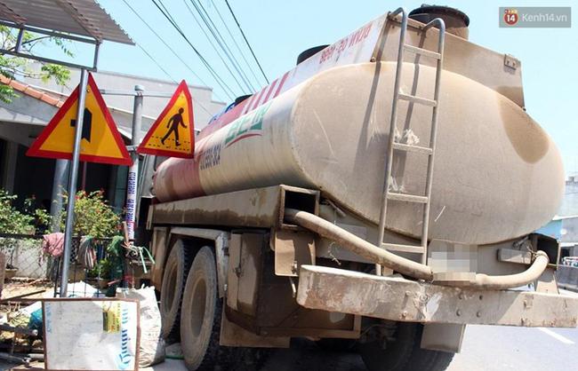 Quảng Nam: Xe bồn chở xăng dầu lao v&agrave;o nh&agrave; d&acirc;n, t&agrave;i xế may mắn tho&aacute;t chết - Ảnh 1.
