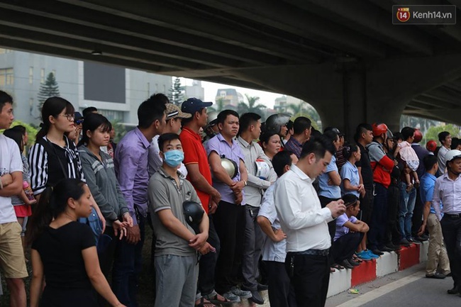 Hà Nội: Hàng trăm người tập trung theo dõi đám cháy nhà xưởng gần tòa nhà Keangnam - Ảnh 5.