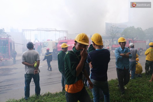 Hà Nội: Hàng trăm người tập trung theo dõi đám cháy nhà xưởng gần tòa nhà Keangnam - Ảnh 6.