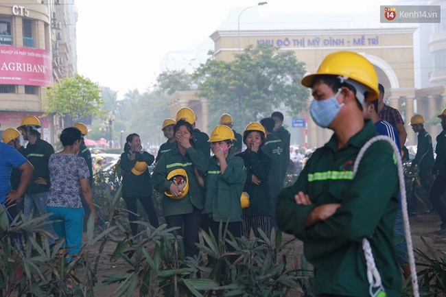 Hà Nội: Hàng trăm người tập trung theo dõi đám cháy nhà xưởng gần tòa nhà Keangnam - Ảnh 9.