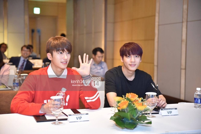 1001 biểu cảm tinh nghịch của mỹ nh&acirc;n Hani c&ugrave;ng EXID, Snuper tại họp b&aacute;o Việt Nam - Ảnh 18.