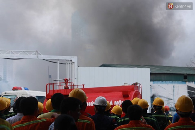Hà Nội: Hàng trăm người tập trung theo dõi đám cháy nhà xưởng gần tòa nhà Keangnam - Ảnh 10.