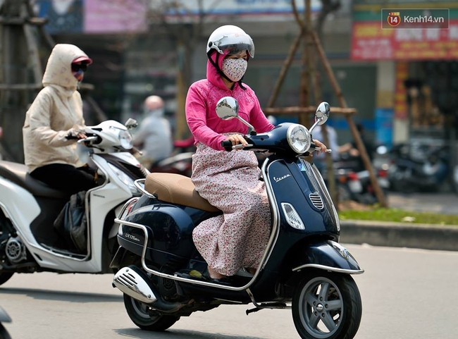 Chùm ảnh: Thật khó tin, mới đầu tháng 4, người Hà Nội đã vật vã vì nắng nóng gần 40 độ C - Ảnh 12.