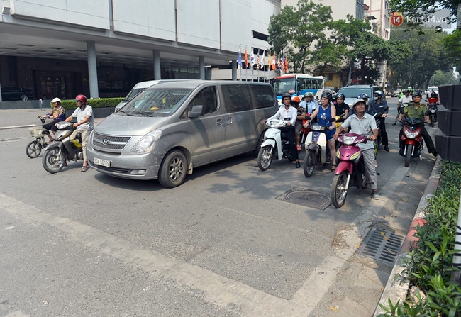 Chùm ảnh: Thật khó tin, mới đầu tháng 4, người Hà Nội đã vật vã vì nắng nóng gần 40 độ C - Ảnh 4.