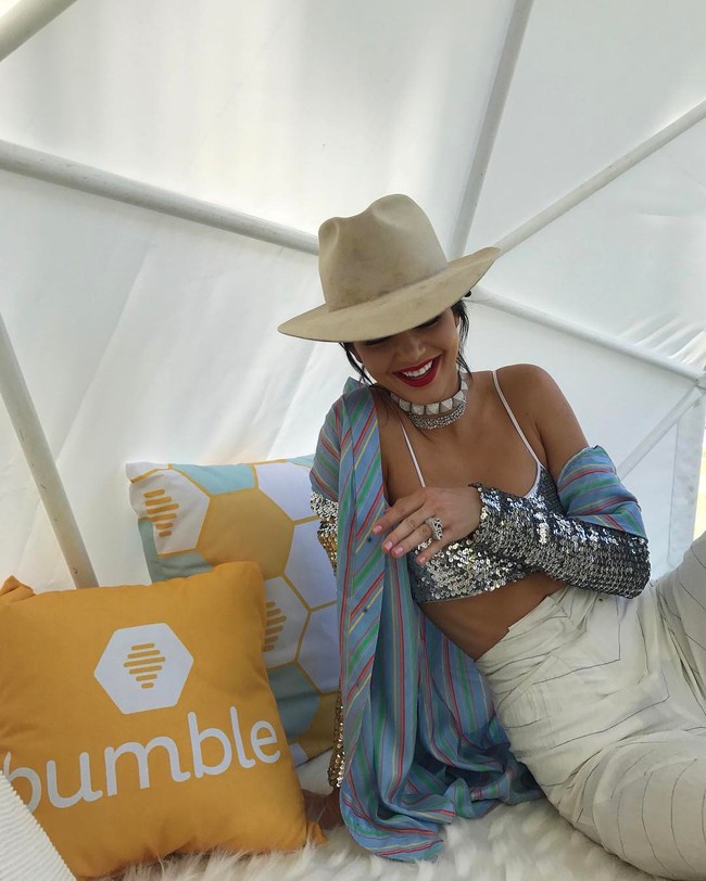 Coachella ngày 2: Hết tóc xanh, Kylie Jenner lại nhuộm cả quả đầu tím rịm mà vẫn sexy như thường - Ảnh 11.