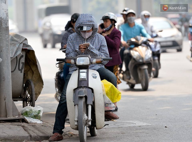 Chùm ảnh: Thật khó tin, mới đầu tháng 4, người Hà Nội đã vật vã vì nắng nóng gần 40 độ C - Ảnh 5.