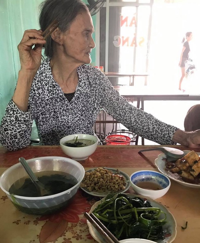 Cụ bà chống gậy đi bộ suốt 9km với 5.000 đồng trong túi và hành động đẹp của người phụ nữ ở Tuyên Quang - Ảnh 3.
