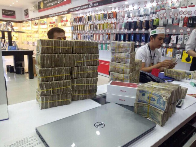 &Ocirc;ng tr&ugrave;m tiền lẻ v&aacute;c 4 th&ugrave;ng xốp chứa tiền mệnh gi&aacute; 1.000 đồng đến 5.000 đồng đi mua iPhone 7 Plus đỏ - Ảnh 4.
