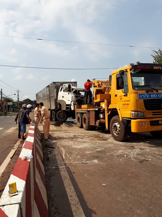 Bình Phước: Tránh người phụ nữ đi xe máy sang đường, xe tải bị xe ben húc nát đầu - Ảnh 4.