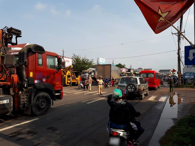 Bình Phước: Tránh người phụ nữ đi xe máy sang đường, xe tải bị xe ben húc nát đầu - Ảnh 6.