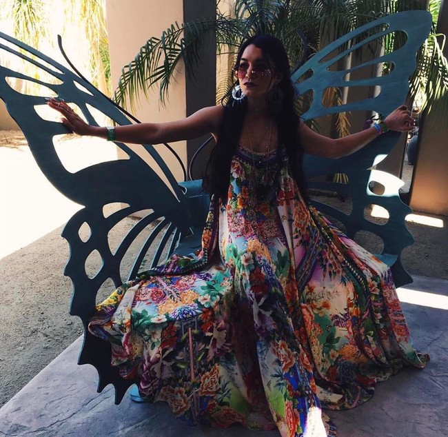 Coachella ng&agrave;y 2: Hết t&oacute;c xanh, Kylie Jenner lại nhuộm cả quả đầu t&iacute;m rịm m&agrave; vẫn sexy như thường - Ảnh 19.