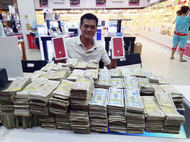Ông trùm tiền lẻ vác 4 thùng xốp chứa tiền mệnh giá 1.000 đồng đến 5.000 đồng đi mua iPhone 7 Plus đỏ - Ảnh 2.
