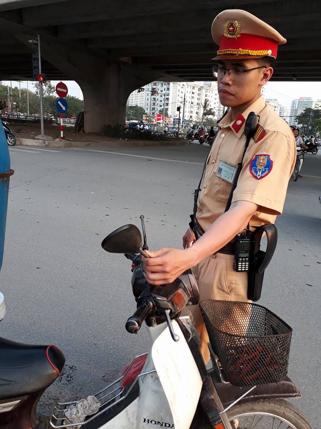 CSGT H&agrave; Nội b&ecirc; th&ugrave;ng đồ bị đổ gi&uacute;p người d&acirc;n giữa giờ tan tầm - Ảnh 3.