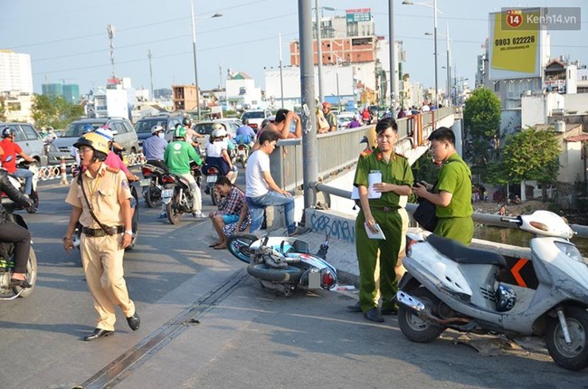 Người th&acirc;n g&agrave;o kh&oacute;c tại hiện trường nam thanh ni&ecirc;n rơi xuống k&ecirc;nh T&agrave;u Hủ tử vong - Ảnh 1.