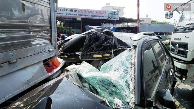Cặp vợ chồng hoảng loạn k&ecirc;u cứu v&igrave; mắc kẹt giữa 2 xe tải sau tai nạn li&ecirc;n ho&agrave;n - Ảnh 2.