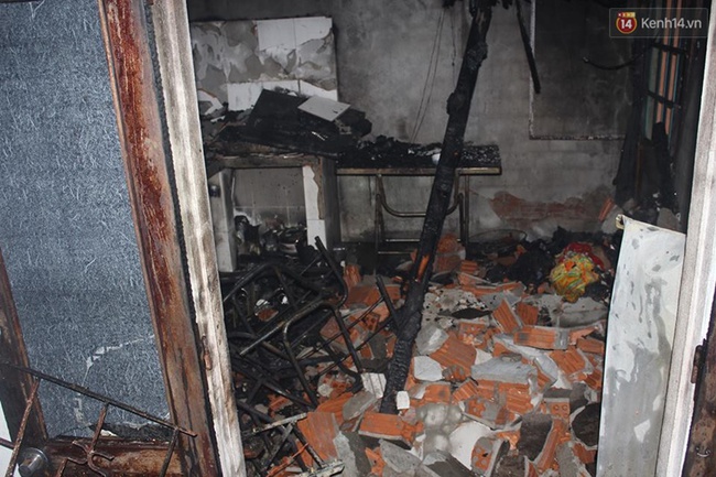Đà Nẵng: Cháy lớn trong đêm, một ngôi nhà bị đổ sập hoàn toàn, hàng trăm người tháo chạy - Ảnh 3.