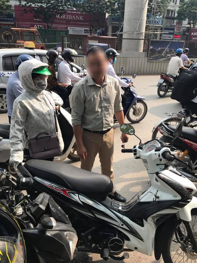 Va chạm xe, người đ&agrave;n &ocirc;ng đi &ocirc; t&ocirc; n&eacute;m ch&igrave;a kho&aacute; của người phụ nữ đi xe m&aacute;y v&agrave;o c&ocirc;ng trường - Ảnh 2.