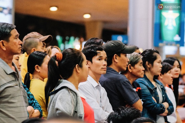 Sân bay Tân Sơn Nhất những ngày gần Tết: Hàng trăm ánh mắt ngóng chờ người thân trở về - Ảnh 8.
