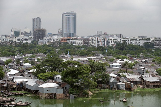 Chùm ảnh: Dinh thự lộng lẫy và khu ổ chuột tồi tàn chỉ cách nhau một bức tường mỏng manh - Ảnh 35.