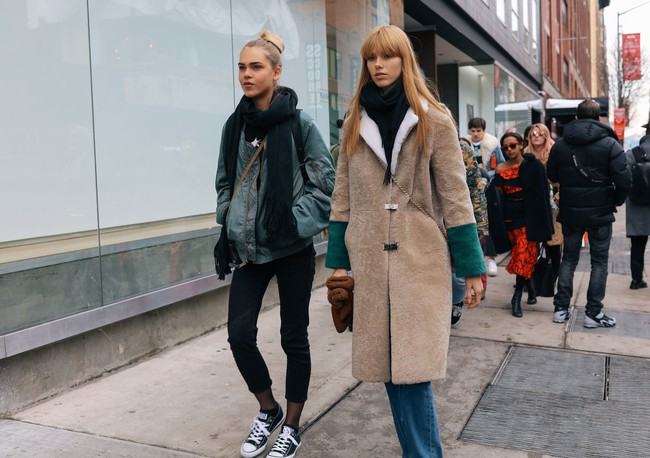 Chi&ecirc;m ngưỡng đặc sản street style đẹp kh&oacute; rời mắt tại Tuần lễ thời trang New York - Ảnh 9.