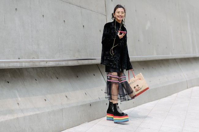 Mới ngày đầu dự Seoul Fashion Week, Tóc Tiên và Min đã lọt Top street style của Vogue - Ảnh 23.