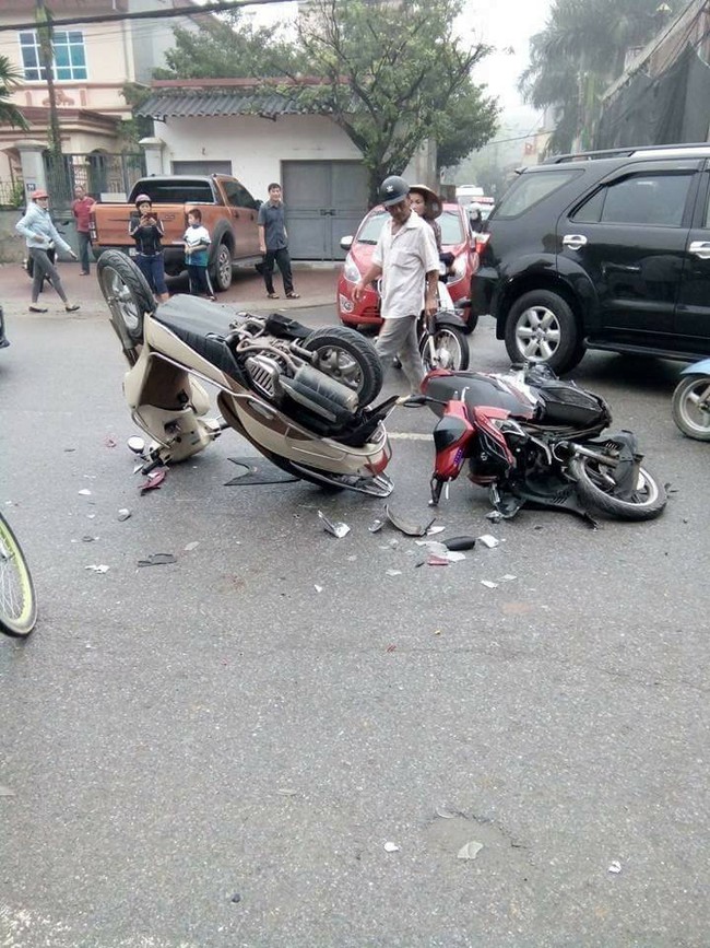 H&agrave; Nội: Đi xe m&aacute;y rồi va chạm tr&ecirc;n đường, hai học sinh cấp 3 thương nặng - Ảnh 1.