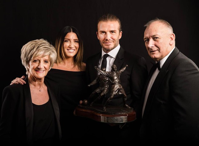 David Beckham chia sẻ ảnh hiếm hoi về bố mẹ v&agrave; em g&aacute;i ruột - Ảnh 1.