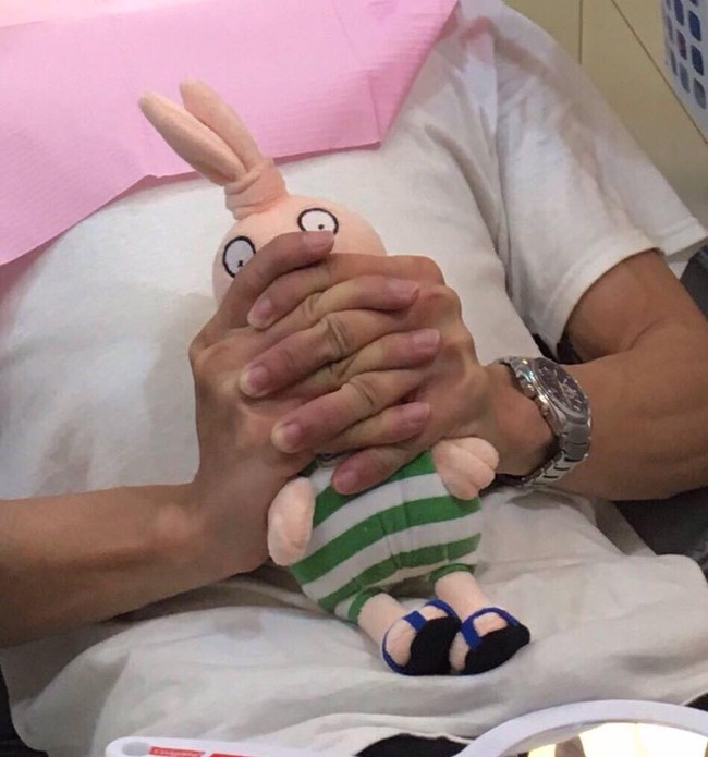 Đ&aacute;ng y&ecirc;u nhất ng&agrave;y: Anh ch&agrave;ng &ocirc;m cả... gấu b&ocirc;ng v&agrave;o kh&aacute;m răng c&ugrave;ng cho bớt đau! - Ảnh 3.