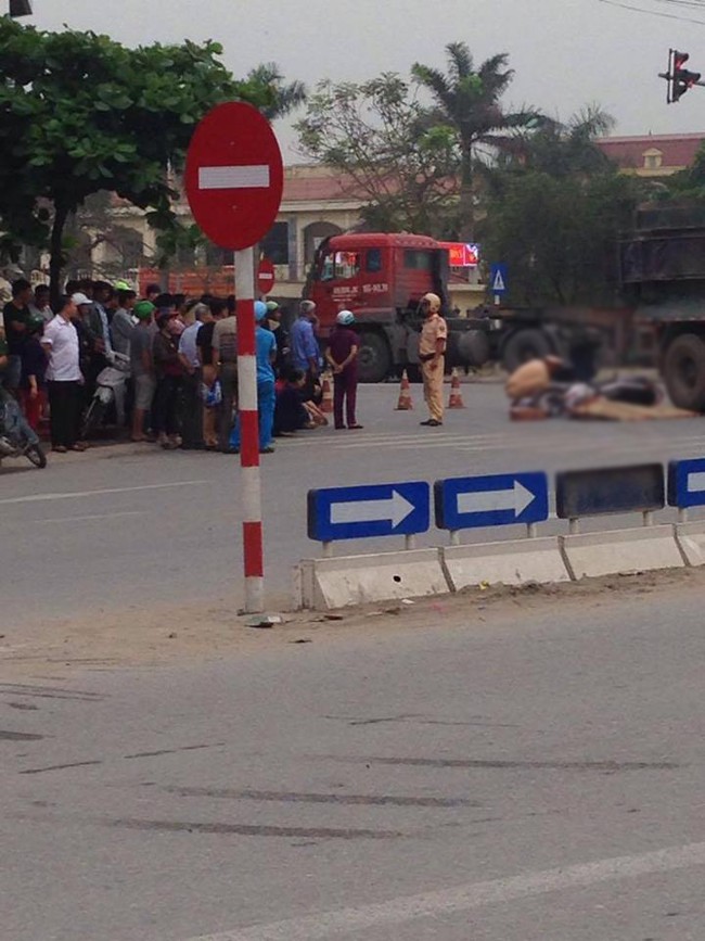 Hưng Y&ecirc;n: Xe tải đ&acirc;m v&agrave;o hai bố con đang tr&ecirc;n đường đi học, b&eacute; g&aacute;i tử vong tại chỗ - Ảnh 1.