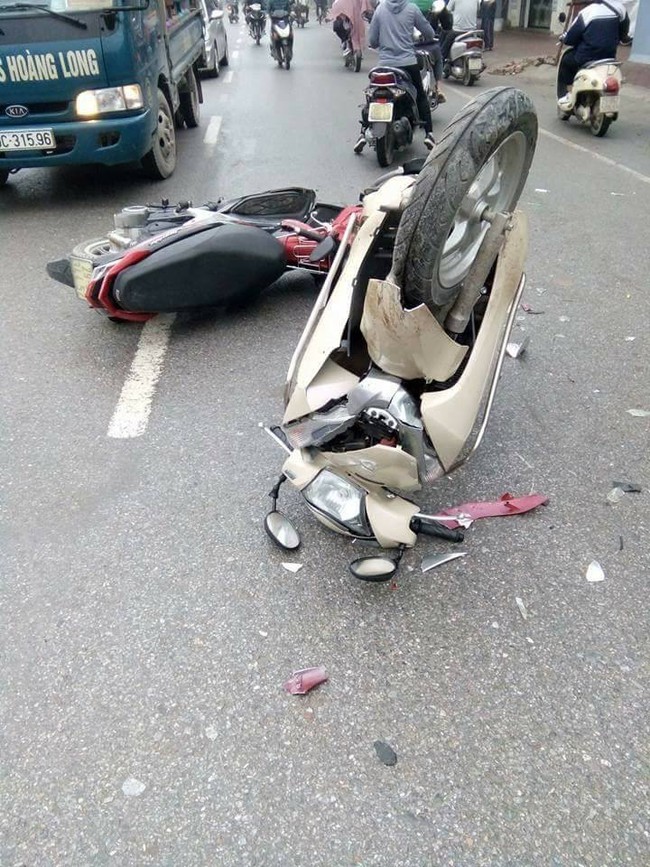 H&agrave; Nội: Đi xe m&aacute;y rồi va chạm tr&ecirc;n đường, hai học sinh cấp 3 thương nặng - Ảnh 2.