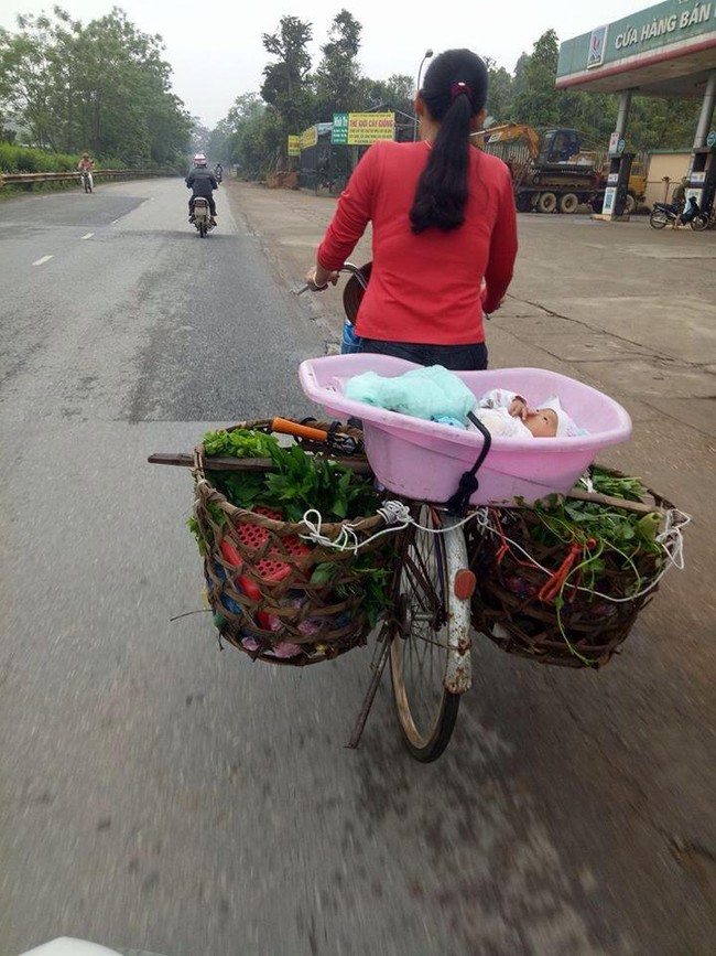 Bức ảnh người mẹ chở con mới sinh trên chiếc xe bán rau khiến cư dân mạng xúc động - Ảnh 1.